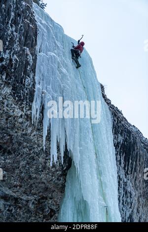 Eiskletterer genießen einen Tag draußen Klettern gefrorenen Wasserfällen in Hyalite Canyon Stockfoto