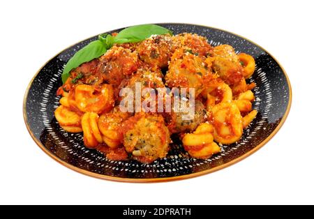Fleischbällchen von Rind und Schwein Al Forno mit Trulli-Pasta Tomatensauce Mahlzeit isoliert auf weißem Hintergrund Stockfoto
