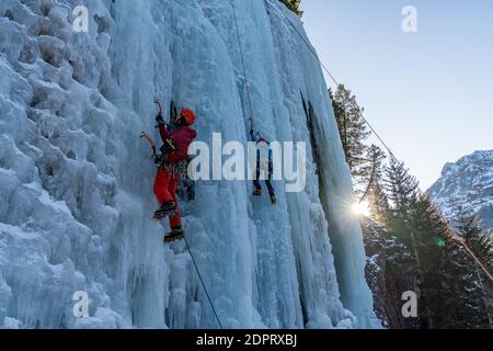 Eiskletterer genießen einen Tag draußen Klettern gefrorenen Wasserfällen in Hyalite Canyon Stockfoto