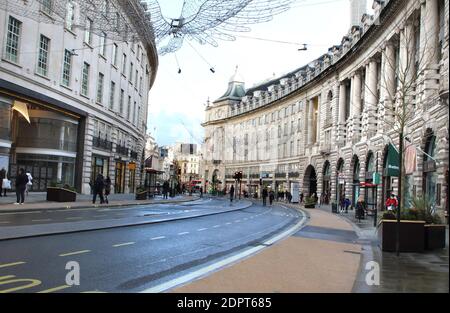 Nur eine Handvoll Menschen in der Regent Street, obwohl sie für den Verkehr gesperrt ist.London tritt in Tier 4 strenge Einschränkungen ein, da neue Mutant Covid-19 Sorte gefunden wird. Die neue Variante des Virus wurde festgestellt, dass 70% mehr infektiöse und ist derzeit in ganz London und dem Südosten von England grassiert. Stockfoto