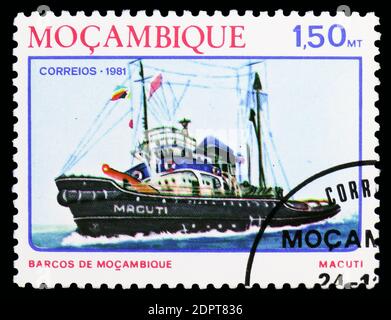 MOSKAU, RUSSLAND - 6. OKTOBER 2018: Eine in Mosambik gedruckte Briefmarke zeigt Tugboat 'Macuti', Schiffe der Mosambik-Serie, um 1981 Stockfoto