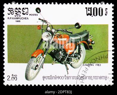 MOSKAU, RUSSLAND - 6. OKTOBER 2018: Eine in Kampuchea (Kambodscha) gedruckte Marke zeigt Simsom 1983, Motorcycles Serie, um 1985 Stockfoto