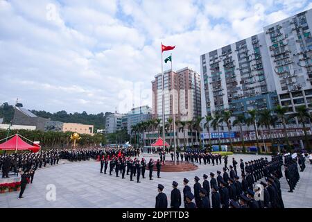 Macau, China. Dezember 2020. Am 20. Dezember 2020 findet auf dem Golden Lotus Square in Macao, Südchina, eine Fahnenraising-Zeremonie zum 21. Jahrestag der Rückkehr Macaos ins Mutterland statt. Kredit: Cheong Kam Ka/Xinhua/Alamy Live Nachrichten Stockfoto