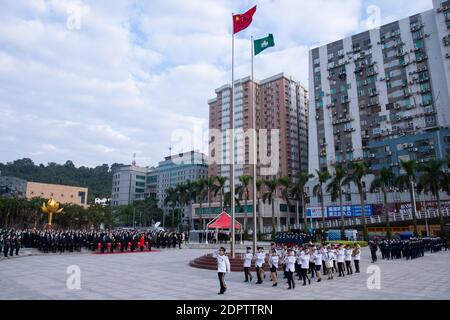 Macau, China. Dezember 2020. Am 20. Dezember 2020 findet auf dem Golden Lotus Square in Macao, Südchina, eine Fahnenraising-Zeremonie zum 21. Jahrestag der Rückkehr Macaos ins Mutterland statt. Kredit: Cheong Kam Ka/Xinhua/Alamy Live Nachrichten Stockfoto