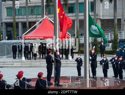 Macau, China. Dezember 2020. Am 20. Dezember 2020 findet auf dem Golden Lotus Square in Macao, Südchina, eine Fahnenraising-Zeremonie zum 21. Jahrestag der Rückkehr Macaos ins Mutterland statt. Kredit: Cheong Kam Ka/Xinhua/Alamy Live Nachrichten Stockfoto