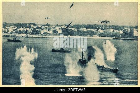 FRANKREICH - UM 1943: Bombardierung der Südwestküste in Frankreich. Blick von de Havilland Mosquito. Die de Havilland DH.98 Mosquito ist ein britischer Zwillingsbruder Stockfoto