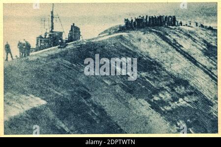 NORWEGEN - NOVEMBER 12,1944: Der Untergang von Hitlers Schlachtschiff Tirpitz. Die 52,000 Tonnen gepanzerten deutschen Schlachtschiff mit 15in Kanonen in der Lage, 22.4 Meilen Stockfoto