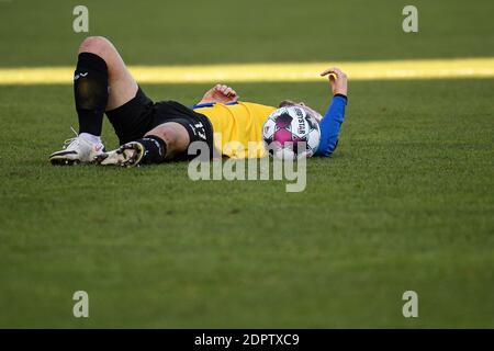 Braunschweig, Deutschland. Dezember 2020. Fußball: 2. Bundesliga, Eintracht Braunschweig - SpVgg Greuther Fürth, Matchday 13 im Eintracht-Stadion. Braunschweigs Yari Otto ist auf dem Boden. Quelle: Swen Pförtner/dpa - WICHTIGER HINWEIS: Gemäß den Bestimmungen der DFL Deutsche Fußball Liga und/oder des DFB Deutscher Fußball-Bund ist es untersagt, im Stadion und/oder des Spiels aufgenommene Fotos in Form von Sequenzbildern und/oder videoähnlichen Fotoserien zu verwenden oder zu verwenden./dpa/Alamy Live News Stockfoto