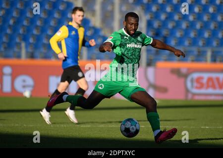 Braunschweig, Deutschland. Dezember 2020. Fußball: 2. Bundesliga, Eintracht Braunschweig - SpVgg Greuther Fürth, Matchday 13 im Eintracht-Stadion. Fürths Abdourahmane Barry spielt den Ball. Quelle: Swen Pförtner/dpa - WICHTIGER HINWEIS: Gemäß den Bestimmungen der DFL Deutsche Fußball Liga und/oder des DFB Deutscher Fußball-Bund ist es untersagt, im Stadion und/oder des Spiels aufgenommene Fotos in Form von Sequenzbildern und/oder videoähnlichen Fotoserien zu verwenden oder zu verwenden./dpa/Alamy Live News Stockfoto