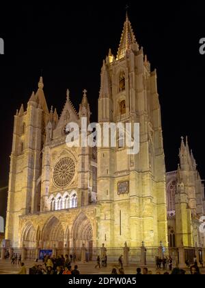 Die gotische Santa Maria de Leon Kathedrale am Abend - Leon, Kastilien und Leon, Spanien Stockfoto