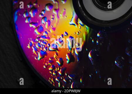 Compact Disc CD mit Wassertropfen auf der Datenoberfläche Stockfoto