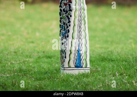 Nahaufnahme von Porzellan Keramik Topf Single. Von jaipur Indien Handwerk Artikel dekoratives Stück. Türkisch-persischen Ursprungs verkauft und hergestellt in Indien. Floral PR Stockfoto