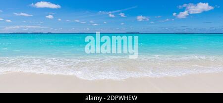 Meer Sand Himmel Konzept. Nahaufnahme von Sand am Strand und blauen Sommerhimmel, Ruhe und Inspiration Naturkonzept. Sommer Seesapfel wunderschöne Wellen, blaues Meer Stockfoto