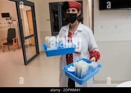 Jerusalem, Israel. Dezember 2020. Eine Krankenschwester bereitet sich darauf vor, Impfstoffe gegen COVID-19 zu verabreichen, da medizinisches Personal im Shaare Zedek Medical Center in Israel mit Impfungen von Pfizer beginnt. Kredit: Nir Alon/Alamy Live Nachrichten Stockfoto