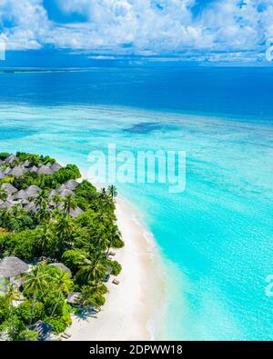 Malediven Paradies Landschaft. Tropische Luftlandschaft, Seeseite mit langem Steg, Wasservillen mit wunderschönem Lagunenstrand, tropische Natur. Exotisch Stockfoto