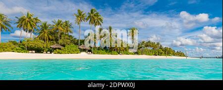 Tropischer Strand, Malediven. Steg Weg in ruhige Paradies Insel. Palmen, weißer Sand und blaues Meer, perfekte Sommerurlaub Landschaft Urlaub Stockfoto