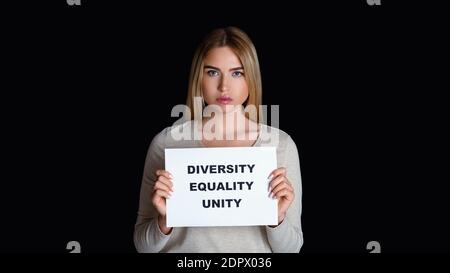 Vielfalt, Gleichheit und Einheit. Seriöse Frau mit Zeichen in den Händen ruft, sich anzuschließen Stockfoto