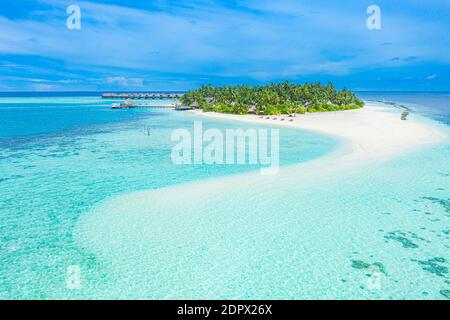 Malediven Paradies Landschaft. Tropische Luftlandschaft, Seeseite, Wasservillen erstaunliches Meer und Lagunenstrand tropische Natur. Exotisches Urlaubsziel Stockfoto