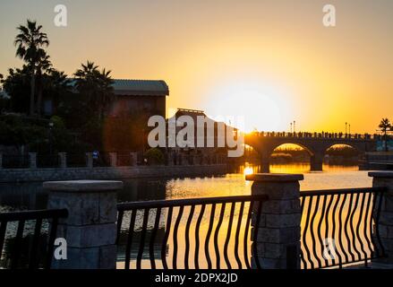 Dramatischer Sonnenuntergang über einem Teich. Stockfoto