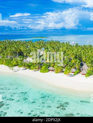 Luftaufnahme des wunderschönen tropischen Strandes der Malediven. Tolle Aussicht, blautürkisfarbenes Lagunenwasser, Palmen und weißer Sandstrand. Luxusreisen Stockfoto