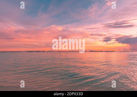 Sonnenaufgang über dem Meer. Majestätischer, farbenfroher Himmel, friedliche Meereslandschaft, ruhiges Wellenkonzept. Sonnenuntergang Meer, endloser Horizont, orange gelbe Farben. Ruhiges Meer Stockfoto