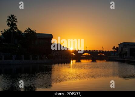 Dramatischer Sonnenuntergang über einem Teich. Stockfoto