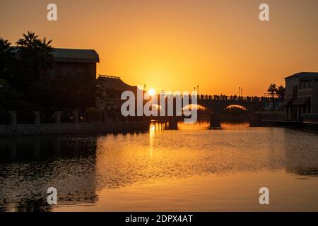 Dramatischer Sonnenuntergang über einem Teich. Stockfoto