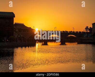 Dramatischer Sonnenuntergang über einem Teich. Stockfoto