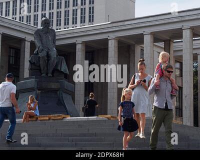 Die Menschen gehen an dem Denkmal des Schriftstellers Dostojewski im Zentrum Moskaus vorbei. Stockfoto