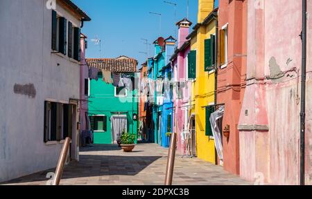 Venedig Wahrzeichen, Burano Insel Kanal, bunte Häuser und Boote Stockfoto