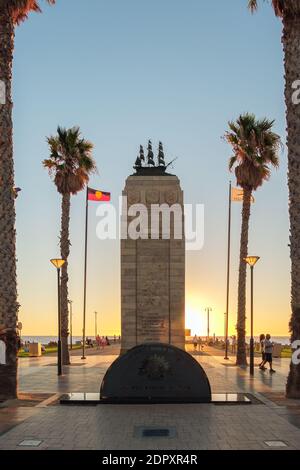 Adelaide, Südaustralien - 18. März 2017: Ikonisches Pioneer Memorial am Moseley Square, Jetty Road in Glenelg während der Sonnenuntergangszeit ging es Richtung Steg Stockfoto