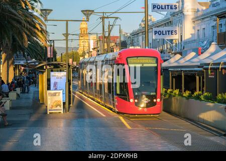 Adelaide, Südaustralien - 18. März 2017: Adelaide Metro Straßenbahn beendet am Moseley Square in Glenelg während Sonnenuntergang Stockfoto