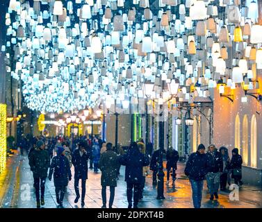 MOSKAU - DEZ 19: Menschen zu Fuß in Moskau, Dekoration für Weihnachten und Neujahr, Stoleshnikov Gasse, 19. Dezember 2020 in Russland Stockfoto