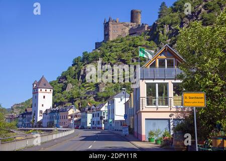 St. Goarshausen mit viereckigem Turm und Burg Katz (Burg Katz), UNESCO Weltkulturerbe, Oberes Mittelrheintal, Deutschland Stockfoto
