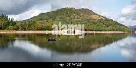 Ein Blick von Inverary auf Loch Fyne. Im Vordergrund befindet sich ein kleines Ruderboot. Inveraray ist eine Stadt in Argyll und Bute, Schottland. Stockfoto