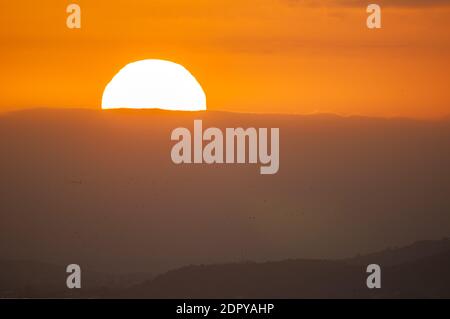 Nahaufnahme des Sonnenuntergangs über den Wolken, Sonne, Ebro Delta, Tarragona, Katalonien, Spanien Stockfoto