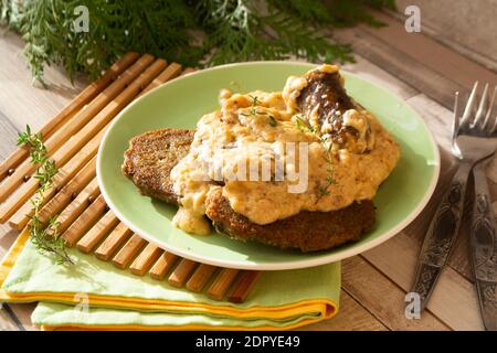 Draniki sind Kartoffelpfannkuchen gefüllt mit Hackfleisch, traditionelles Gericht der belarussischen Küche, Nahaufnahme Stockfoto