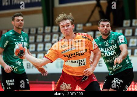 Gudme, Dänemark. Dezember 2020. Simon Pytlick (2) von GOG gesehen im Danish Men's Handball League Spiel zwischen GOG und Skjern Handball in der Phoenix Tag Arena in Gudme. (Foto Kredit: Gonzales Foto/Alamy Live News Stockfoto