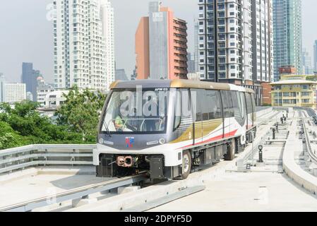 Bangkok, Thailand - 19 Decemmber, 2020: Die goldene Linie des elektrischen Zuges kommt zum Bahnhof Krung Thon Buri Stockfoto