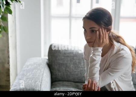 Nahaufnahme verärgert nachdenkliche junge Frau suchen zur Seite Stockfoto