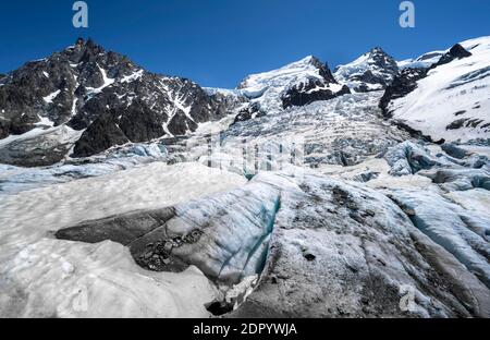 La Jonction, Gletscherzunge, Glacier des Bossons trifft Glacier de Taconnaz, Gipfel der Aiguille du Midi, Mont Maudit Chamonix, Haute-Savoie, Frankreich Stockfoto