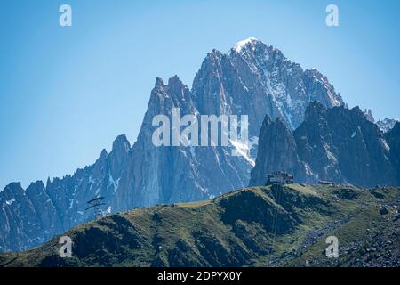 Gondelstation, Mittelstation der Aiguille du Midi, hinter dem Berggipfel Aiguille Verte, Chamonix, Haute-Savoie, Frankreich Stockfoto