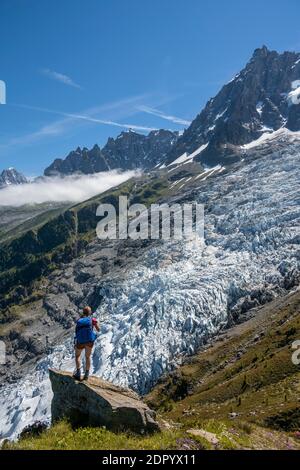 Wanderer vor der Gletscherzunge, Glacier des Bossons, linker Gipfel der Aiguille du Midi, Chamonix, Haute-Savoie, Frankreich Stockfoto