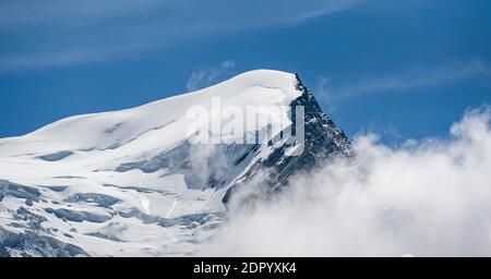 Hochalpine Berglandschaft, Gipfel Aiguille du Gouter mit Gletscher, Glacier de Taconnaz, hinter Mont Blanc, Chamonix, Haute-Savoie, Frankreich Stockfoto