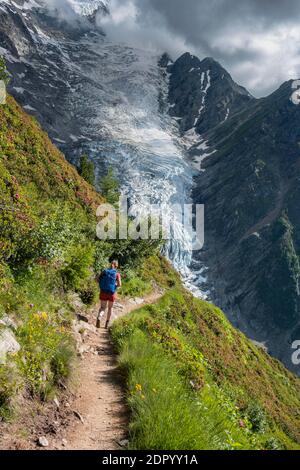 Wanderer auf Wanderweg, Glacier de Taconnaz, Blick von der Wanderung La Jonction, Chamonix, Haute-Savoie, Frankreich Stockfoto