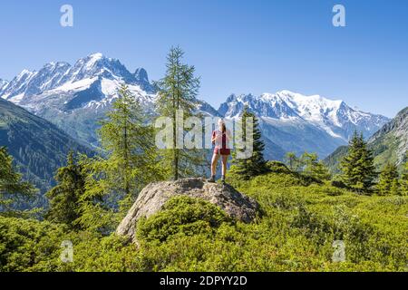Wanderer mit Blick auf das Bergpanorama von der Aiguillette des Posettes, den Gipfeln Aiguille Verte, Aiguille du Midi und Mont Blanc, Chamonix, Haute-Savoie Stockfoto