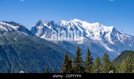 Aiguille du Midi und Mont Blanc mit Gletscher Glacier des Bossons, Chamonix, Haute-Savoie, Frankreich Stockfoto