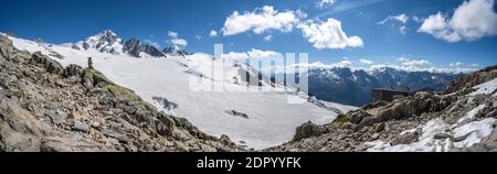 Berghütte Refugio Albert 1er, Glacier du Tour, Gletscher und Berggipfel, hochalpine Landschaft, links Aiguille du Chardonnet, Chamonix Stockfoto