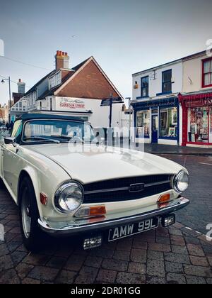 Cabrio Triumph TR6 am Straßenrand geparkt, Oldtimer, Whitstable, Großbritannien Stockfoto