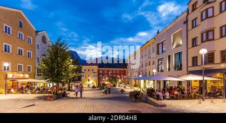 Restaurants und Geschäfte am Abend, Unterer Stadtplatz, Einkaufsstraße, Altstadt, Kufstein, Tirol, Österreich Stockfoto